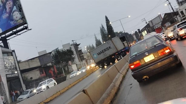 Tráiler queda atravesado en Lázaro Cárdenas de Xalapa, tras derrapar