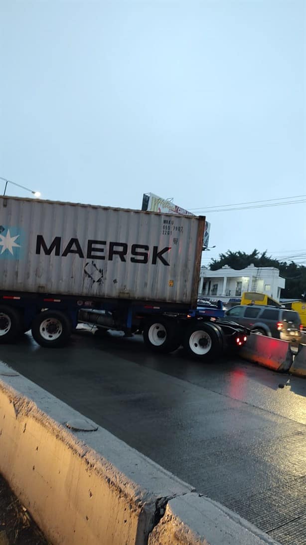 Tráiler queda atravesado en Lázaro Cárdenas de Xalapa, tras derrapar