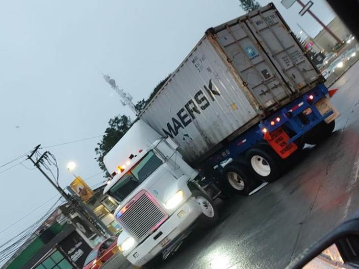 Tráiler queda atravesado en Lázaro Cárdenas de Xalapa, tras derrapar