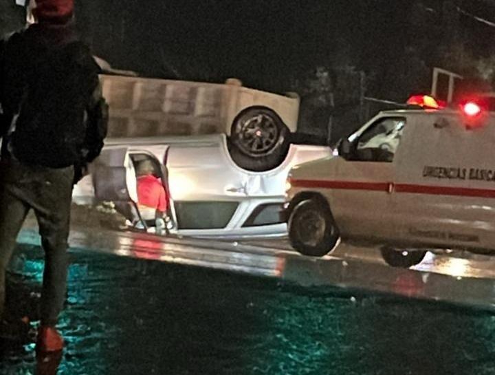 Volcó auto en el bulevar Banderilla