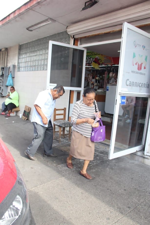 ¡Inocentes palomitas! Realizan tradicional broma de la cartera en mercados de Veracruz | VIDEO