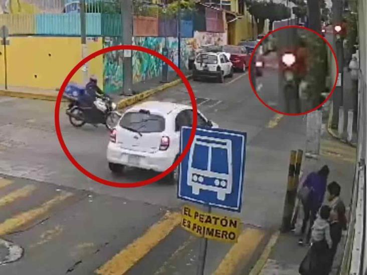 Por pasarse el alto, conductor golpea a motociclista en Córdoba (+Video)