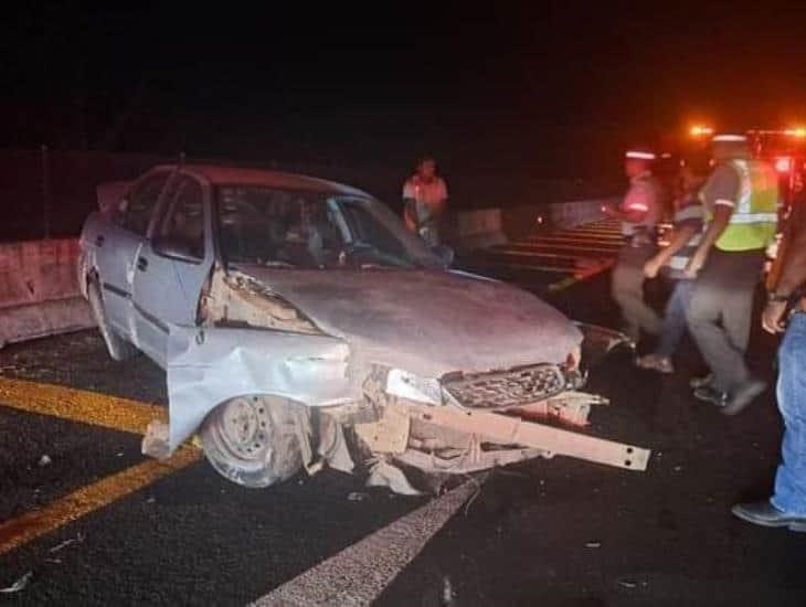 Automóvil en Puente Nacional impacta contra muro de contención