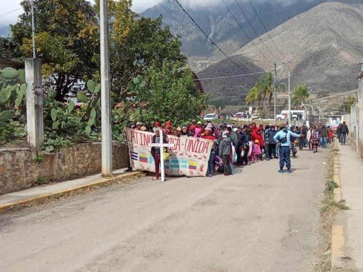 Con ayuda de ciudadanos, migrantes dejan Veracruz y se internan en Puebla