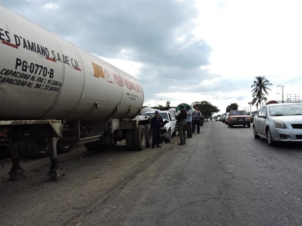 Se estrellan contra una pipa en Veracruz que estaba a punto de cargar gasolina
