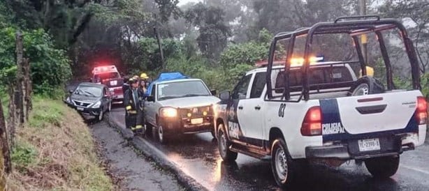 Automóvil cae a cuneta tras perder el control en carretera de Coscomatepec, Veracruz