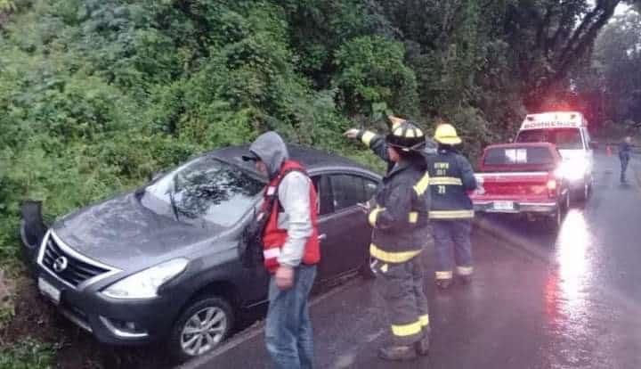 Automóvil cae a cuneta tras perder el control en carretera de Coscomatepec, Veracruz