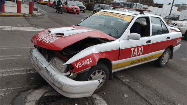 Por pasarse la luz roja: Choque de taxi y camioneta en avenida Cuauhtémoc
