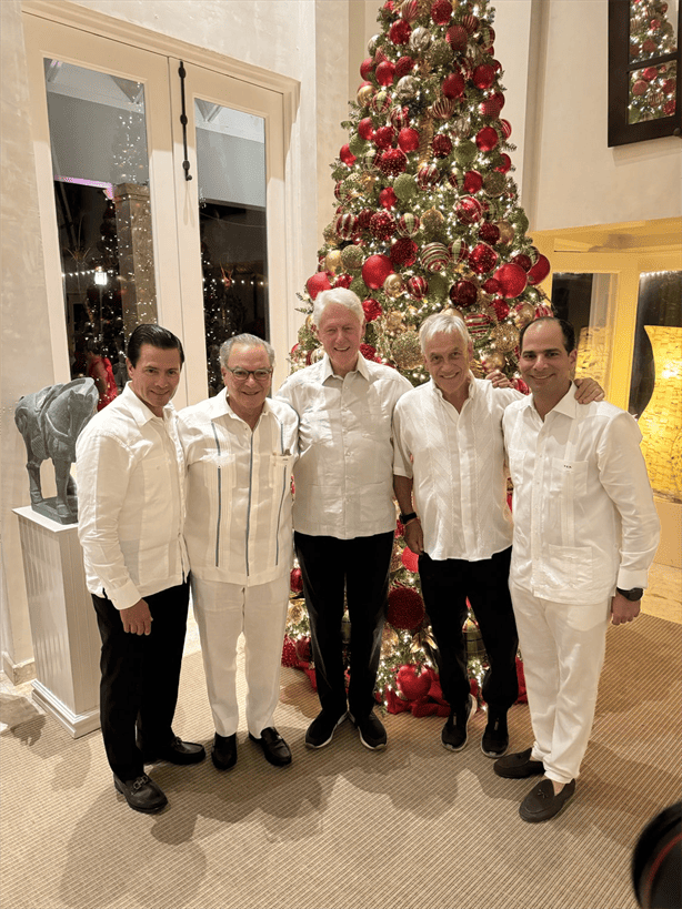No estaba perdido, andaba de parranda: Reaparece Peña Nieto junto a los Clinton para cena navideña