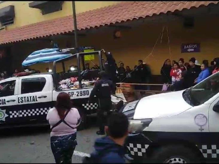 Decomiso de pirotecnia en Orizaba termina en pleito entre policías y vendedores