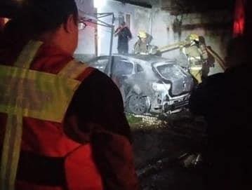 Incendio acaba con un auto al exterior de un domicilio en Fortín