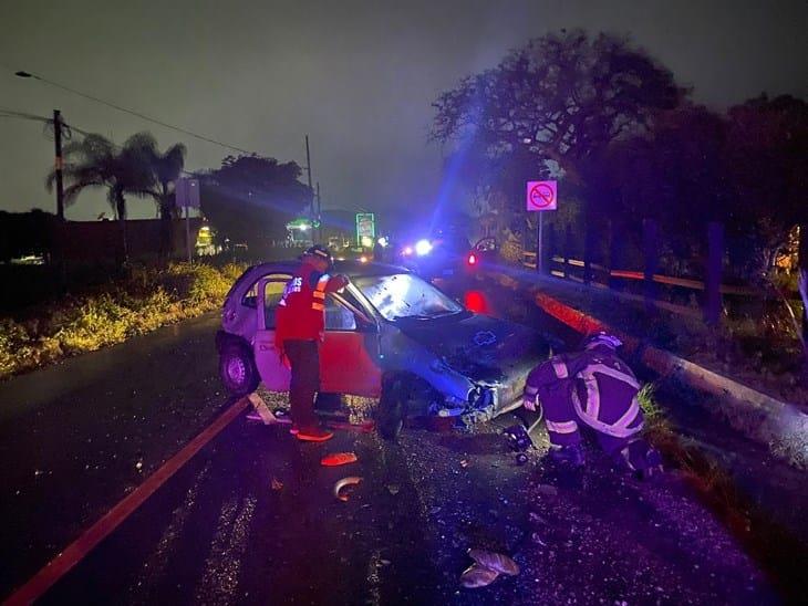 En Fortín, conductor choca su Chevy y se da a la fuga; manejaba ebrio