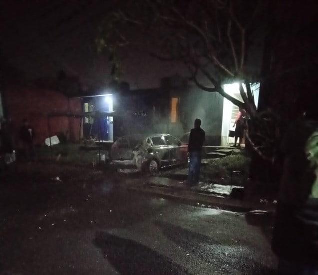 Incendio acaba con un auto al exterior de un domicilio en Fortín