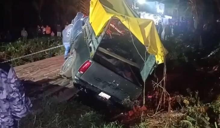 Camioneta cae de puente en la colonia Guadalupe Victoria de Tlapacoyan