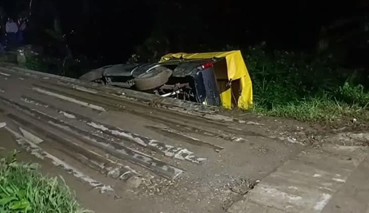 Camioneta cae de puente en la colonia Guadalupe Victoria de Tlapacoyan