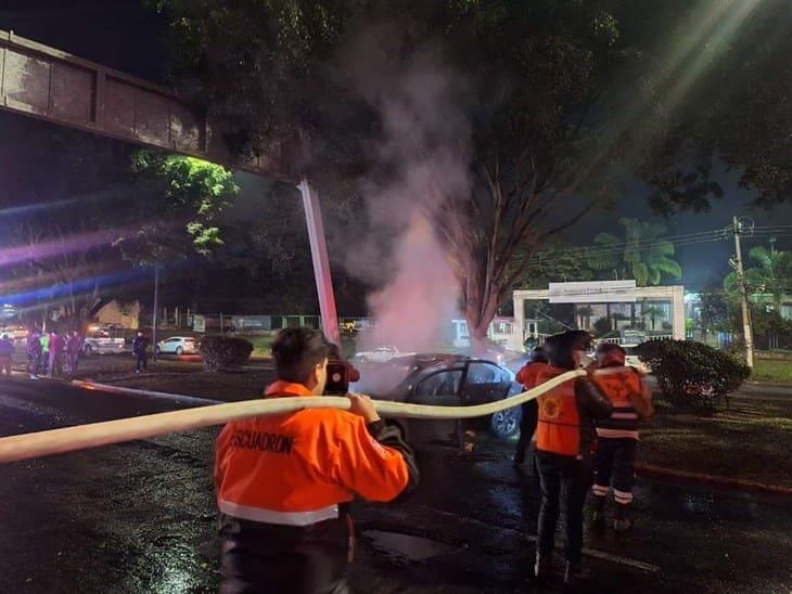 Tras impacto, se incendia auto en la avenida Lázaro Cárdenas de Xalapa