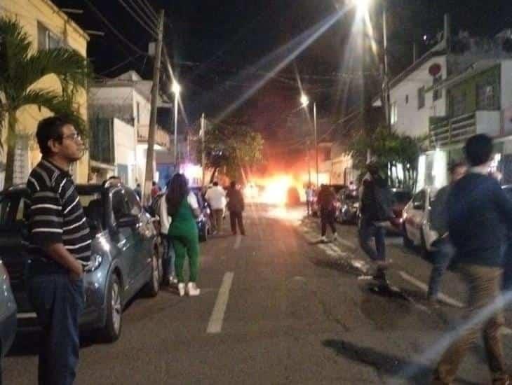 Fuego consume dos automóviles en colonia de Veracruz; se presume por un cohete