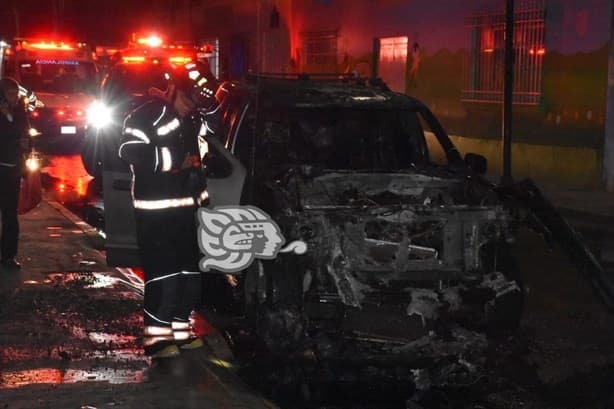 Incendio consume camioneta en calles de Orizaba (+Video)