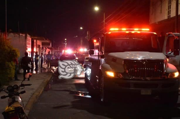 Incendio consume camioneta en calles de Orizaba (+Video)