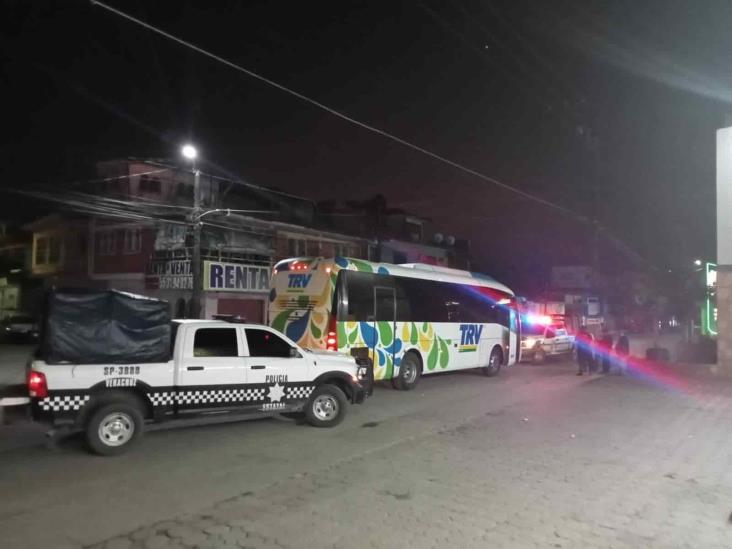 Agresivo sujeto es detenido tras causar daños a autobús, en Martínez de la Torre