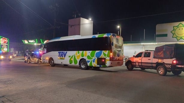Agresivo sujeto es detenido tras causar daños a autobús, en Martínez de la Torre