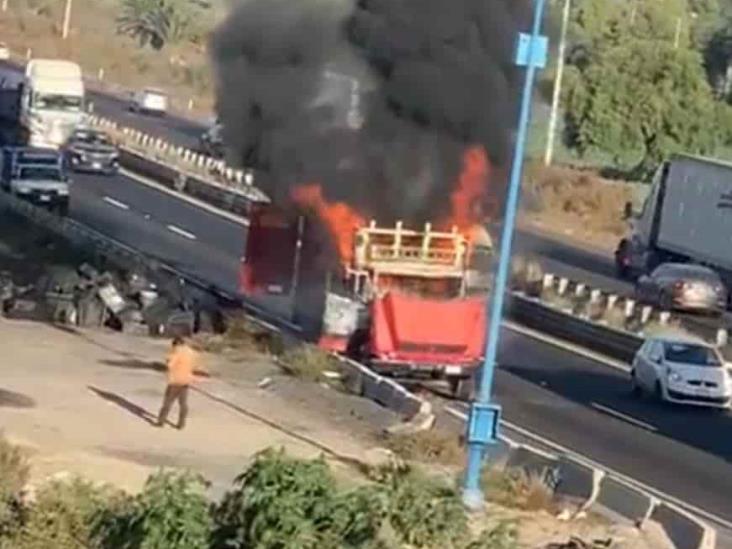 Camión queda reducido a cenizas en autopista Puebla-Orizaba