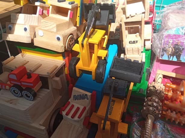 Desde Hidalgo, Michoacán y Edomex, juguetes artesanales llegan a Xalapa