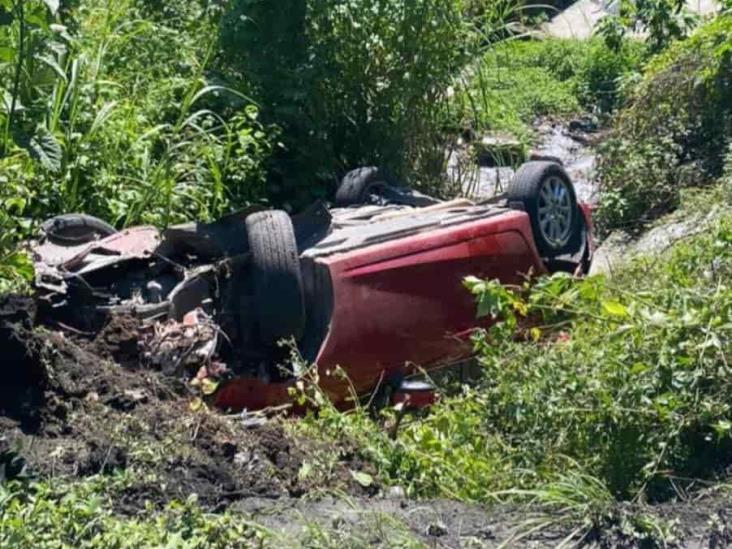 Vuelca auto en descenso de Cumbres de Cuautlapan, Veracruz