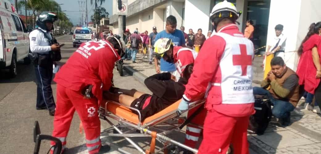 Taxi atropella a 2 jóvenes en moto en Orizaba