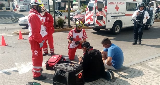 Taxi atropella a 2 jóvenes en moto en Orizaba