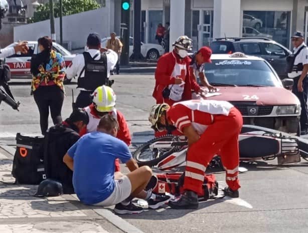 Taxi atropella a 2 jóvenes en moto en Orizaba