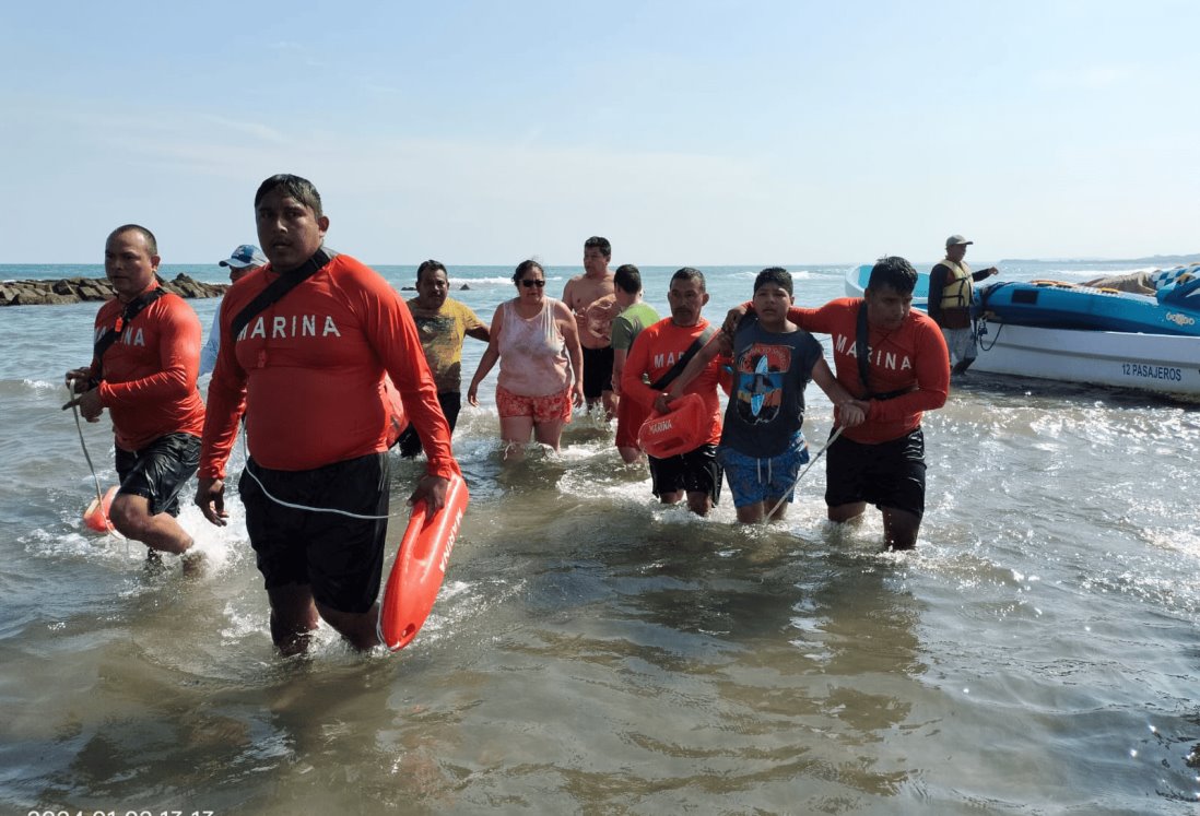 Padre e hijo rescatados de morir ahogados en Playa de Chachalacas