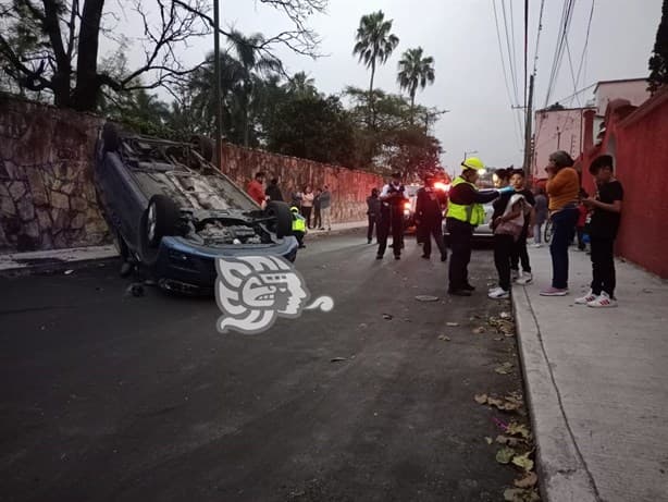 Aparatoso choque en calles de Orizaba deja 5 personas lesionadas (+Video)