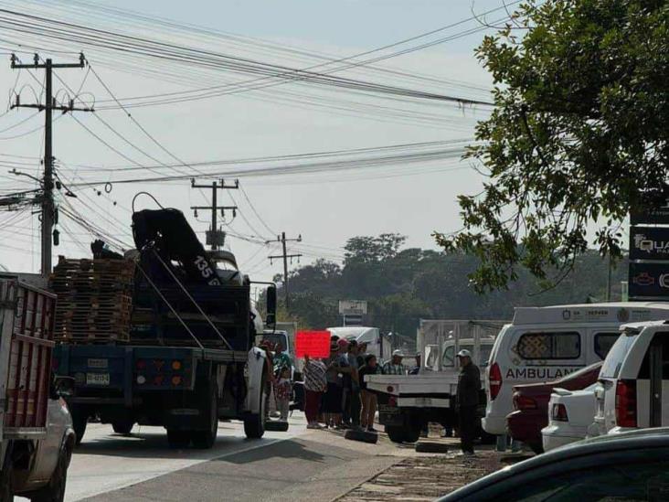 ¡Sigue el bloqueo en Las Trancas-Coatepec! Vecinos tienen un mes sin agua