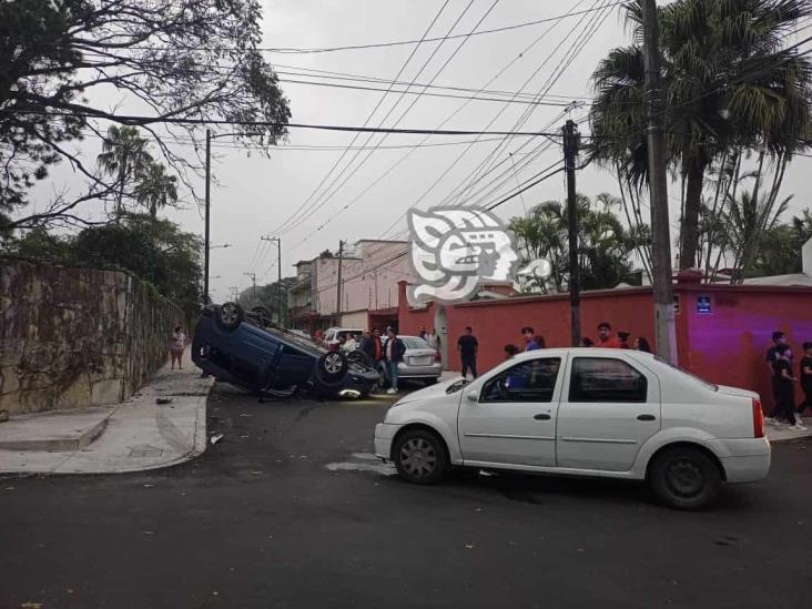 Aparatoso choque en calles de Orizaba deja 5 personas lesionadas (+Video)