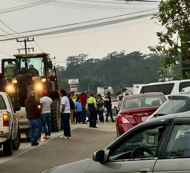 ¡Sigue el bloqueo en Las Trancas-Coatepec! Vecinos tienen un mes sin agua