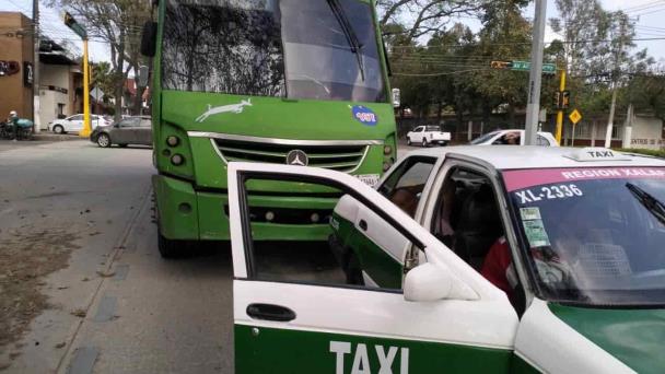 Autobús Choca Contra Taxi En Xalapa 2 Personas Heridas 8116