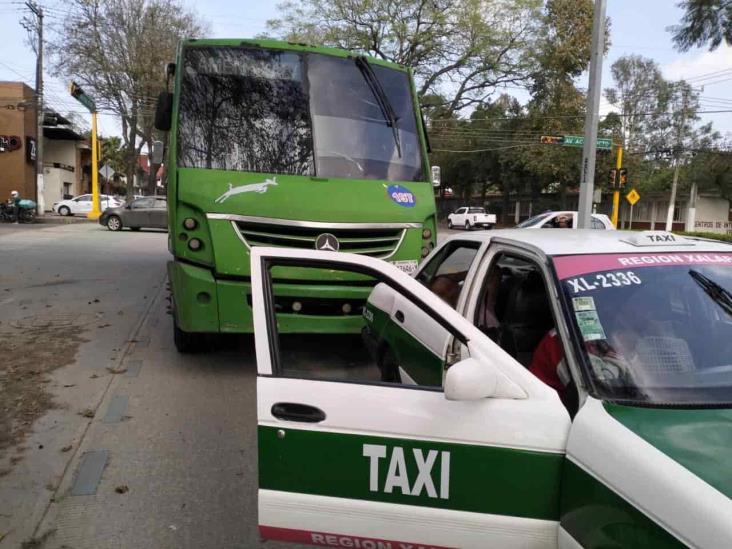 Autobús choca contra taxi en Xalapa; 2 personas heridas