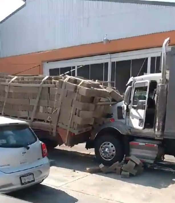 Camión con blocks impacta a otros 2 en Xalapa; se le botó la reversa