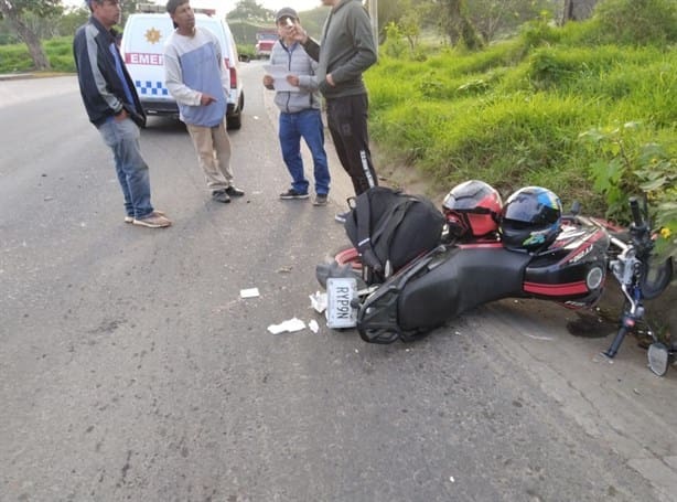 Pareja en moto es arrollada por auto en carretera Xalapa- El Castillo