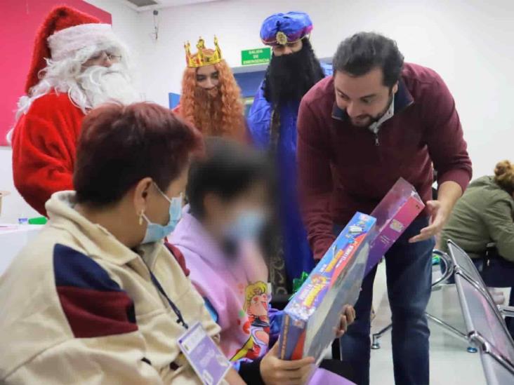 ¡Llegan los Reyes Magos a Poza Rica! Entregan juguetes a niños del Hospital Regional