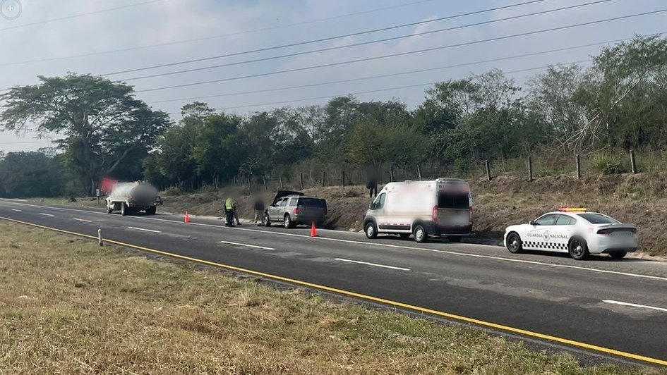 Camioneta choca en la autopista La Tinaja a Cosamaloapan