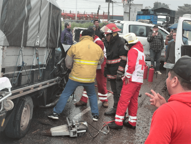 Camión aplasta camioneta: tripulante termina prensado