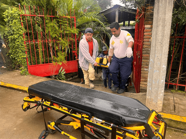 Mujer cae del techo de su casa en municipio de Tihuatlán