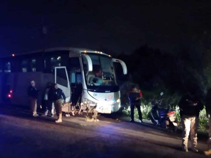 Autobús choca contra roca en la autopista Puebla-Orizaba