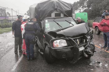 Camión aplasta camioneta: tripulante termina prensado