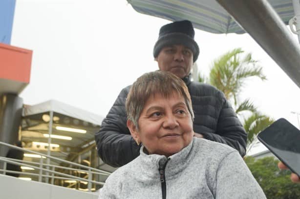 ¡Artesanía en miniatura! Mujer teje vestidos para muñecas en calles de Xalapa