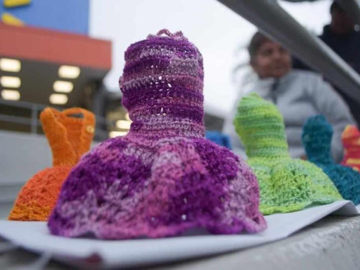 ¡Artesanía en miniatura! Mujer teje vestidos para muñecas en calles de Xalapa