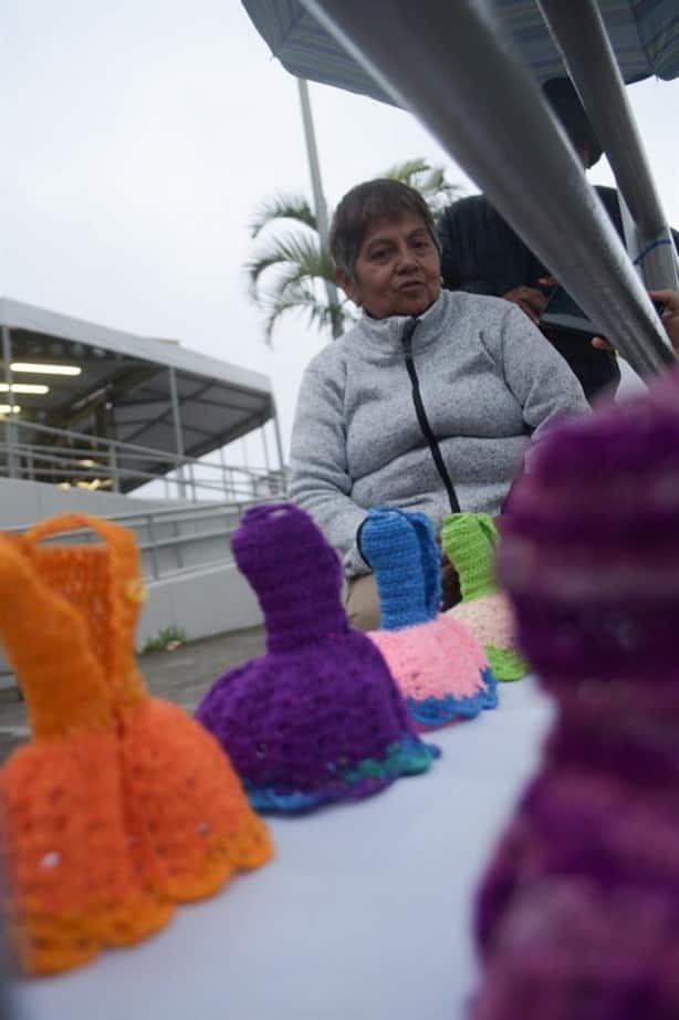 ¡Artesanía en miniatura! Mujer teje vestidos para muñecas en calles de Xalapa