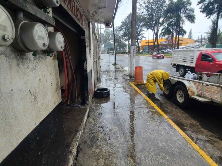 Propietario de vulcanizadora de Xalapa reduce banqueta para trabajar cómodamente